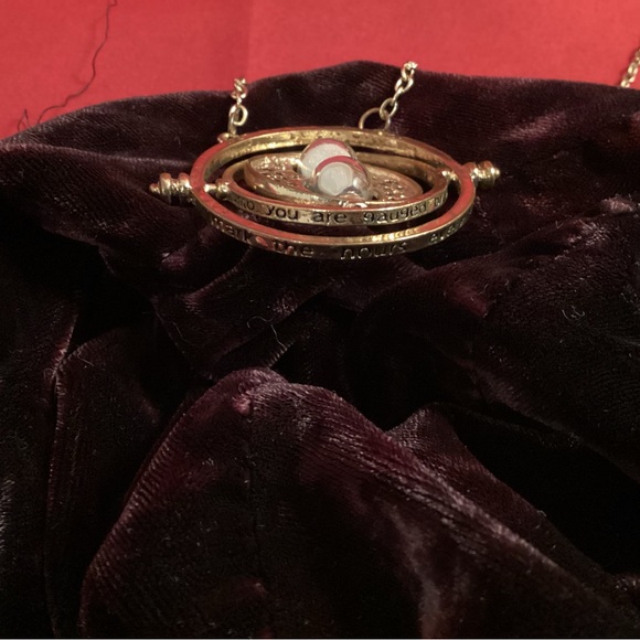 Gold tone sandglass necklace - Picture 4 of 8